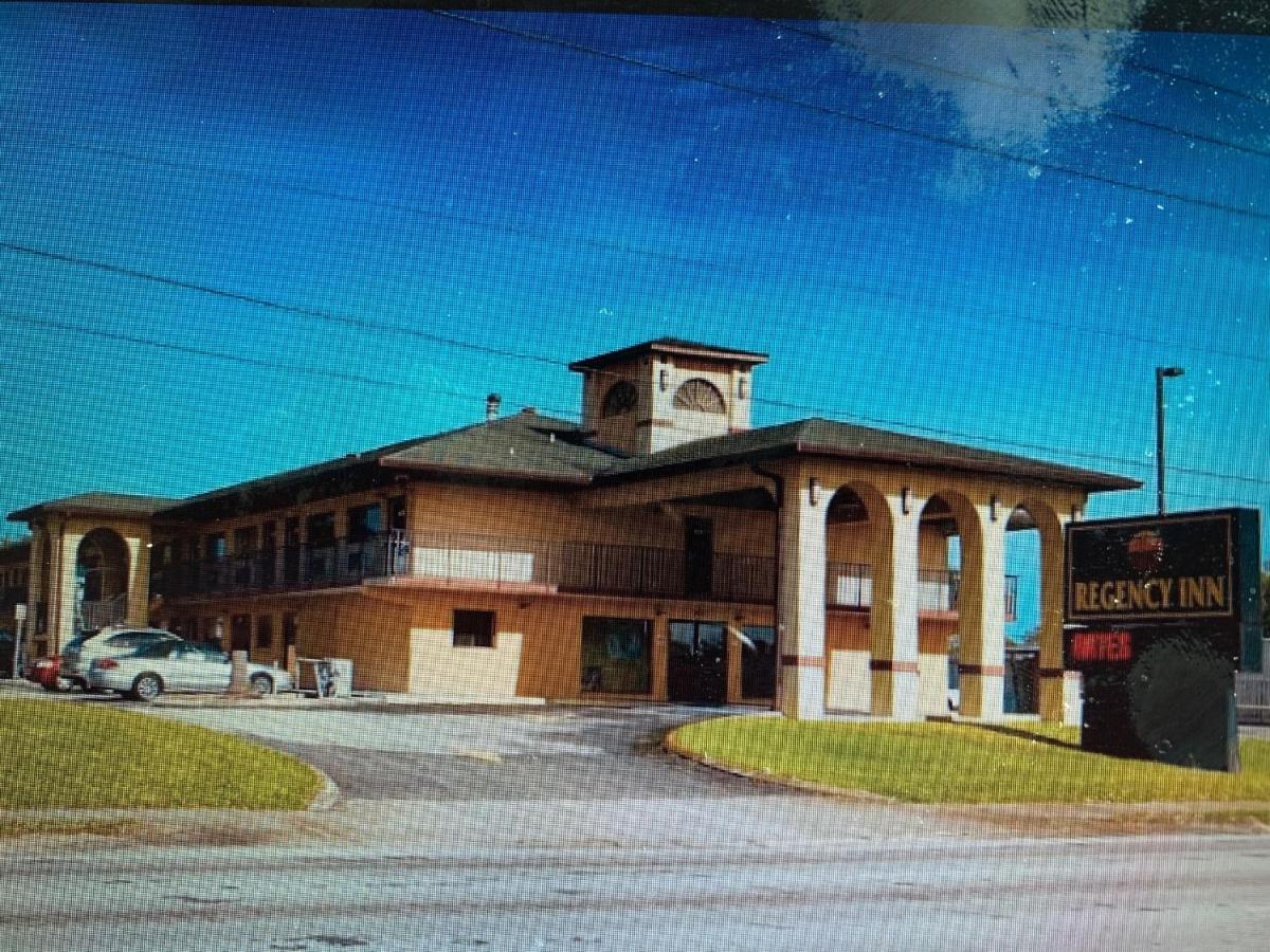 Regency Inn Fern Park Exterior photo